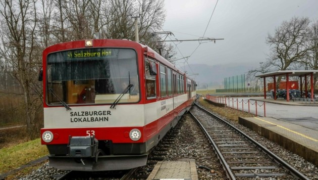 sonne blendete: pkw krachte gegen lokalbahn