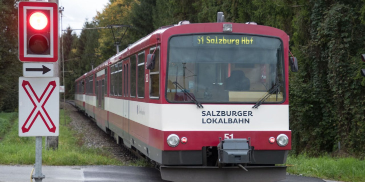 auto crasht gegen lokalbahn – zwei verletzte