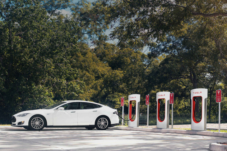 für sparfüchse: nachtwanderung um den supercharger - tesla-schnellladestationen mit nachtstromfarif