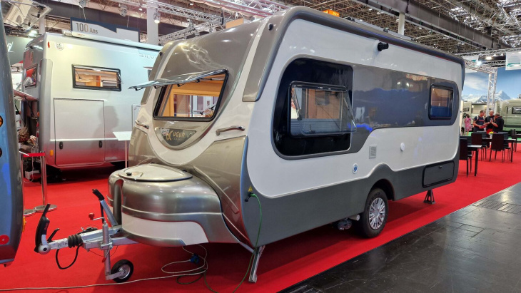 robuster caravan mit französischem bett - wanner wohnwagen aus gfk-monocoque (2023)