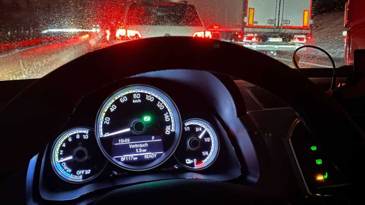 elektroautos machen auch bei langen staus in der kälte nicht schlapp
