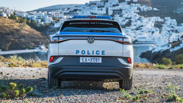 vw id.4 als polizeiauto auf der griechischen insel astypalea