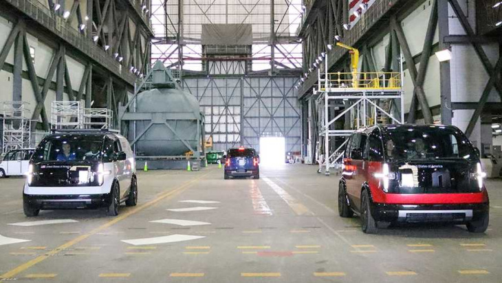canoo stellt nasa-transportfahrzeuge im kennedy space center vor