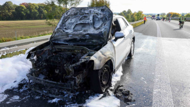 Audi steht auf A4 bei Pulsnitz in Flammen