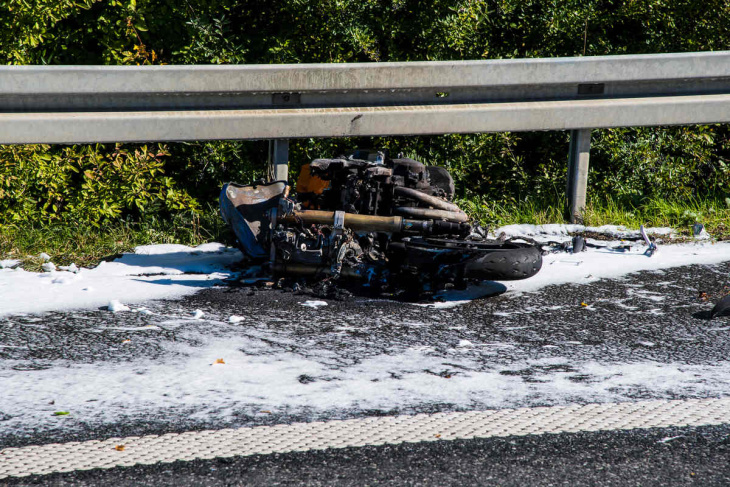 horror-unfall: motorrad fängt nach crash mit bmw feuer - 17-jährige sofort tot