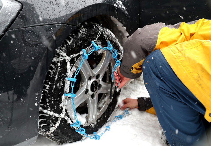 mit dem auto in den winterurlaub: gut gepackt und kältefit