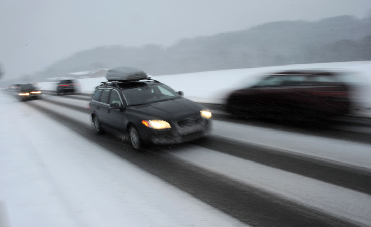 mit dem auto in den winterurlaub: gut gepackt und kältefit