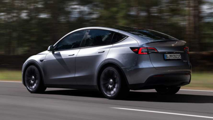 tesla model y: neue farben quicksilver und midnight cherry red