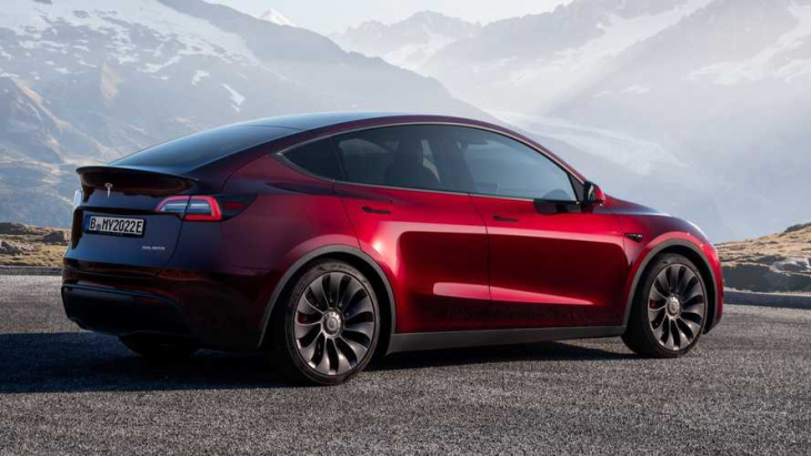 tesla model y: neue farben quicksilver und midnight cherry red