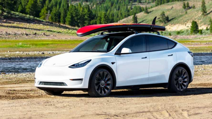 tesla model y: neue farben quicksilver und midnight cherry red