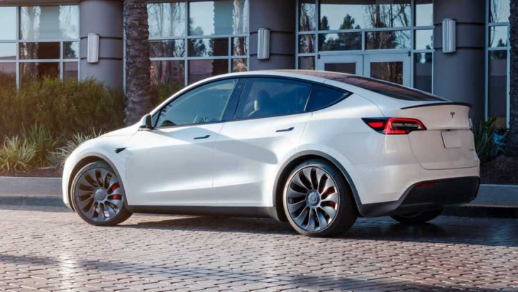 tesla model y: neue farben quicksilver und midnight cherry red