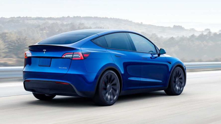 tesla model y: neue farben quicksilver und midnight cherry red