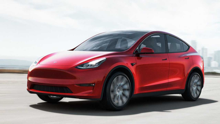 tesla model y: neue farben quicksilver und midnight cherry red