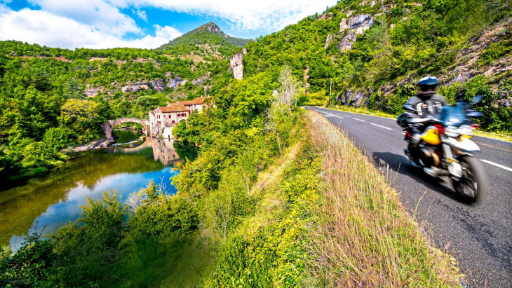 kleinststraßennetz mit mindestens 3.430 kurven - motorradtour rund um millau/frankreich