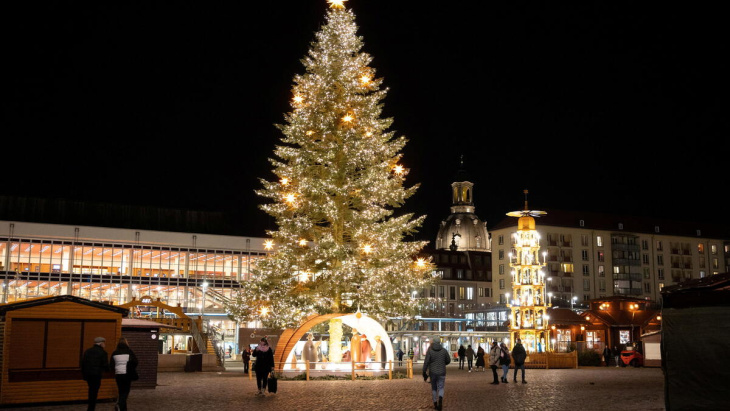 striezelmarkttanne kommt sonnabend auf dem dresdner altmarkt an