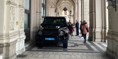 Diplomat parkt 500.000-Euro-Mercedes auf Wiener Gehsteig