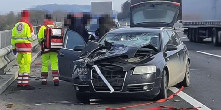 crash auf der a1 – pkw fuhr auf lkw auf