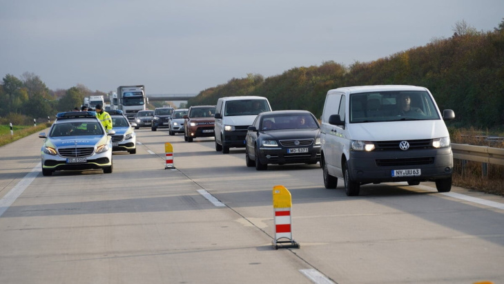 großeinsatz auf der a4 bei görlitz: auto rast in lastwagen