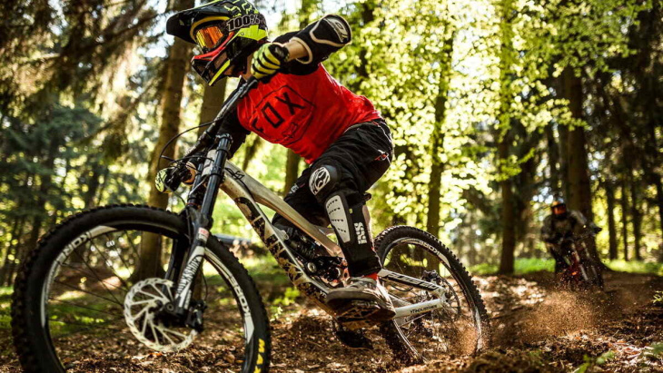 erstes großes mountainbike-downhill-rennen in elstra