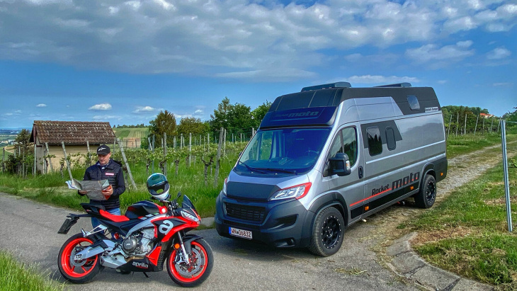 campingbus mit platz für zwei motorräder - rocket camper moto im test (2022)