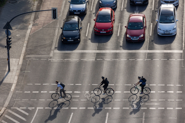 kopfhörer, überholen, kreisverkehr: das sind die größten verkehrsirrtümer