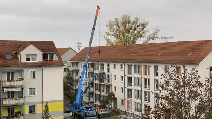 paralleler balkon-anbau an zwei wk-i-häusern