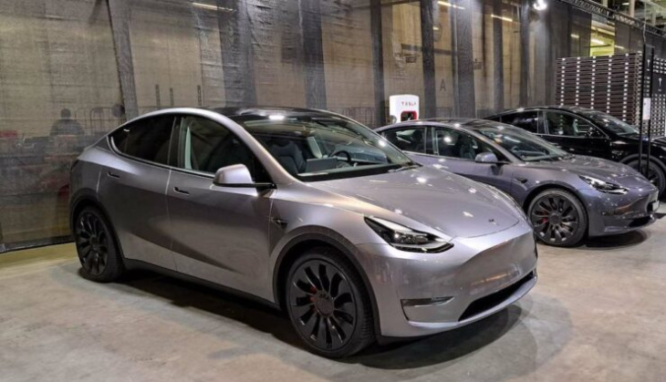 berliner silber: tesla zeigt auf messe model y in neuer lackierung aus deutscher gigafactory