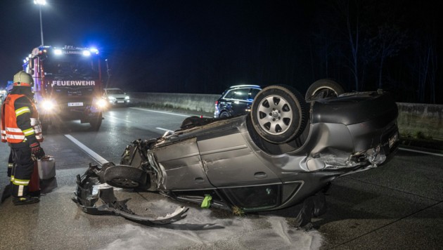 auto landet nach unfall auf dem dach