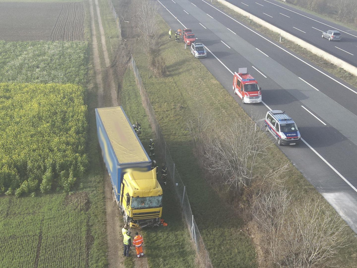 wilder ritt: lkw kam von der a2 ab und landete auf schotterweg