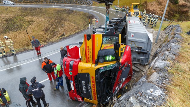 sattelschlepper kippte in warth auf die seite