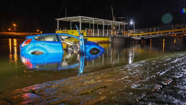 auto rollt neben der fähre dresden-kleinzschachwitz in die elbe