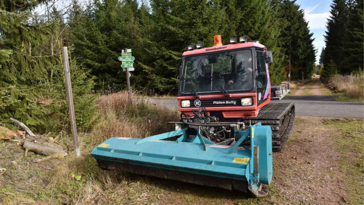 altenberg: pistenbully im grünen