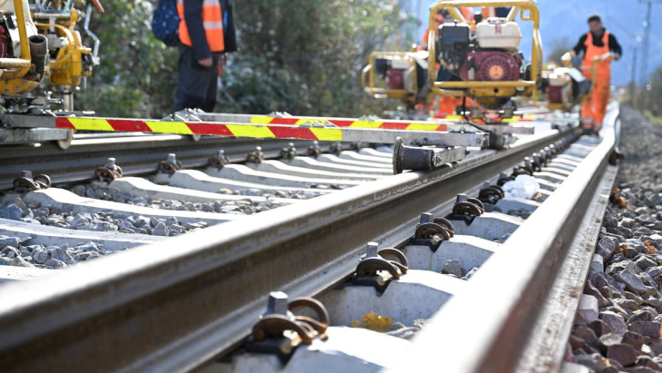 bahn überprüft weitere schwellen - einschränkungen in sachsen möglich