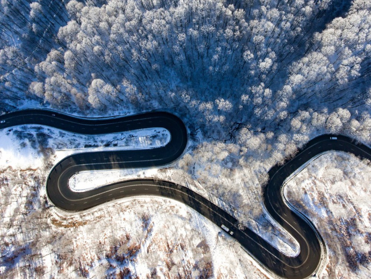 autofahren im winter: sicher unterwegs auf schnee und eis