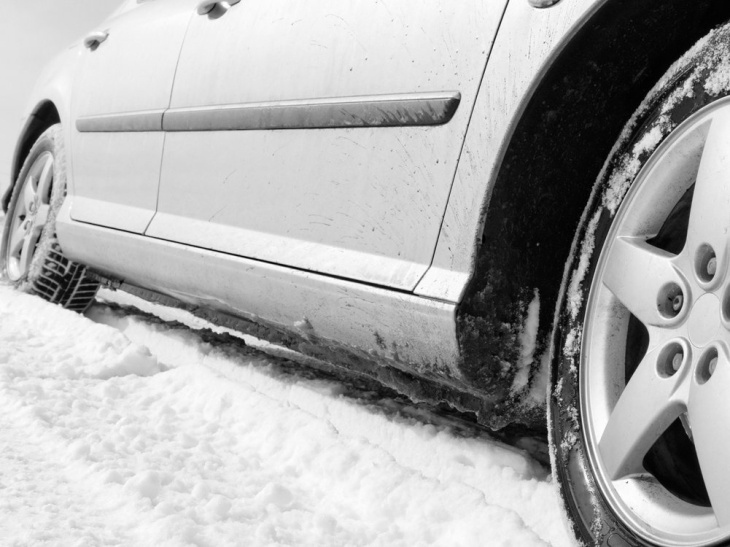 autofahren im winter: sicher unterwegs auf schnee und eis