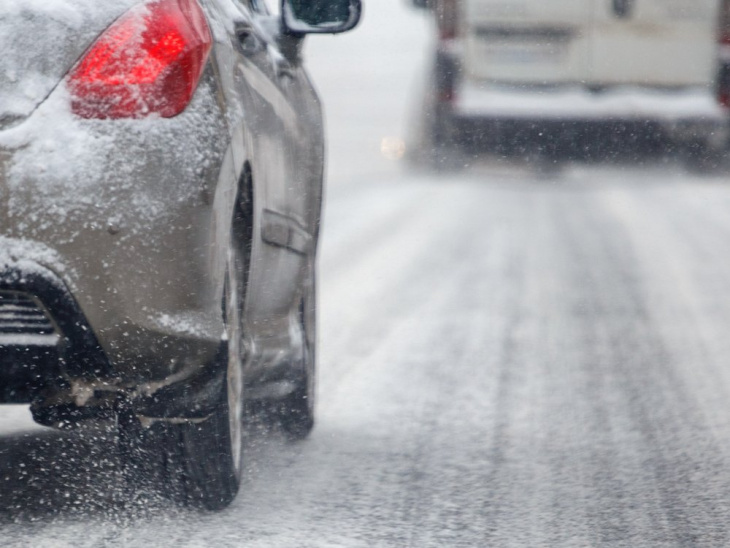 autofahren im winter: sicher unterwegs auf schnee und eis