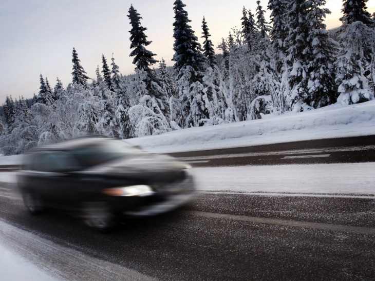 autofahren im winter: sicher unterwegs auf schnee und eis