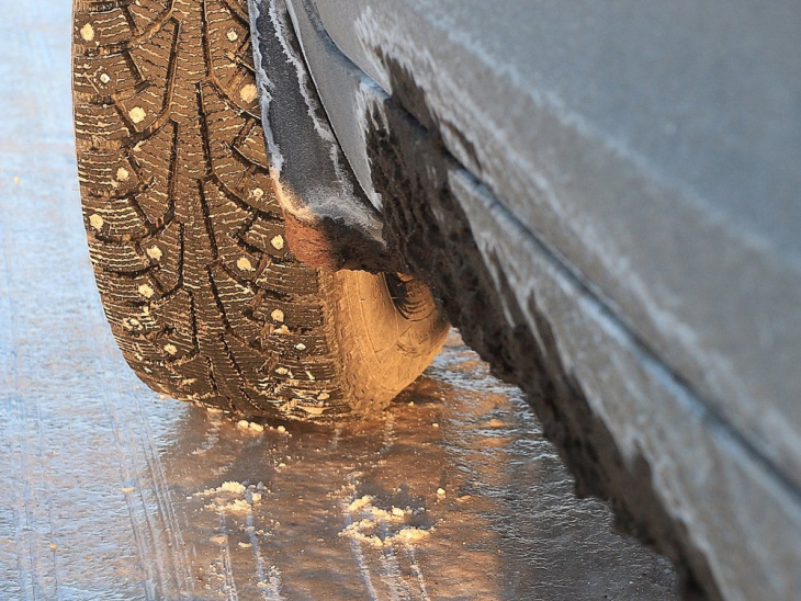 autofahren im winter: sicher unterwegs auf schnee und eis