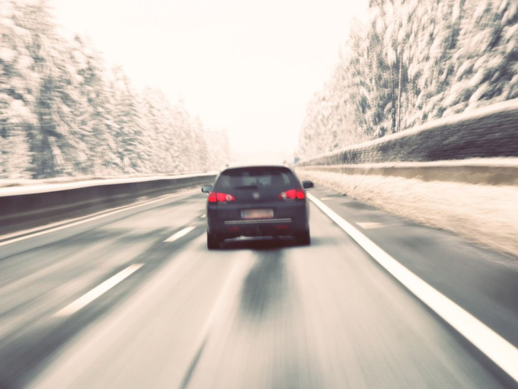 autofahren im winter: sicher unterwegs auf schnee und eis