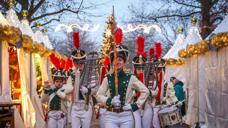 goldene reiterin und spielmannszug eröffnen den dresdner augustusmarkt