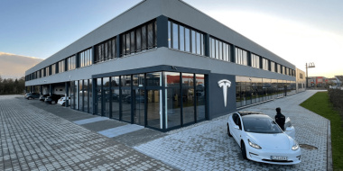 Tesla eröffnet Service Center in Parsdorf bei München