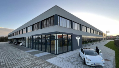 Erstes Tesla-Zentrum für Region um München: Neuer Standort in früherer Druckerei eröffnet