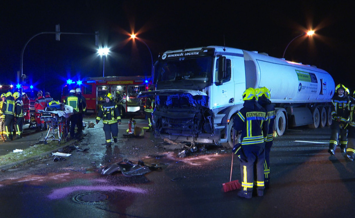 auto kollidiert mit tanklastwagen: zwei verletzte