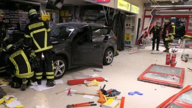 BMW durchbricht Fassade und kracht in Einkaufszentrum