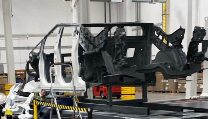 cybertruck ohne exoskelett: foto aus tesla-fabrik texas zeigt konstruktion von e-pickup