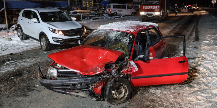 schwerer crash auf schnee-fahrbahn in pettenbach