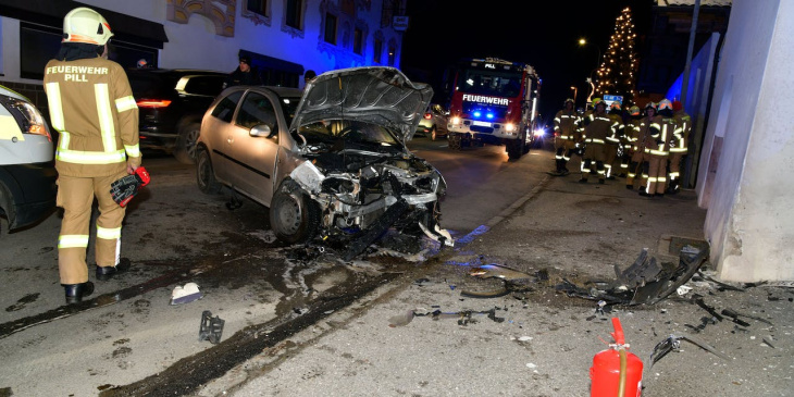 lenkerin (19) verliert kontrolle und kracht gegen mauer