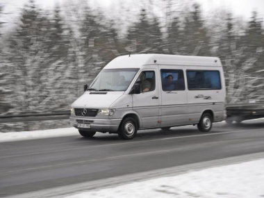 Unbekannte zerstechen Reifen von Mercedes-Sprinter im Kreis Göttingen