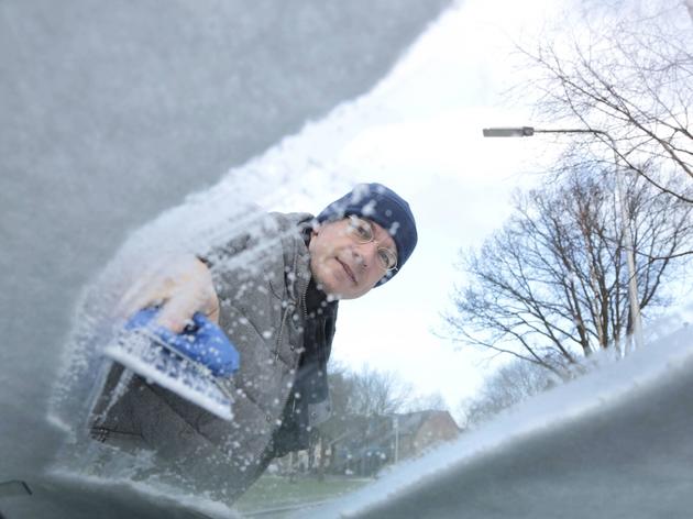 eiskratzen am auto: dieses hausmittel macht die scheibe in sekunden eisfrei