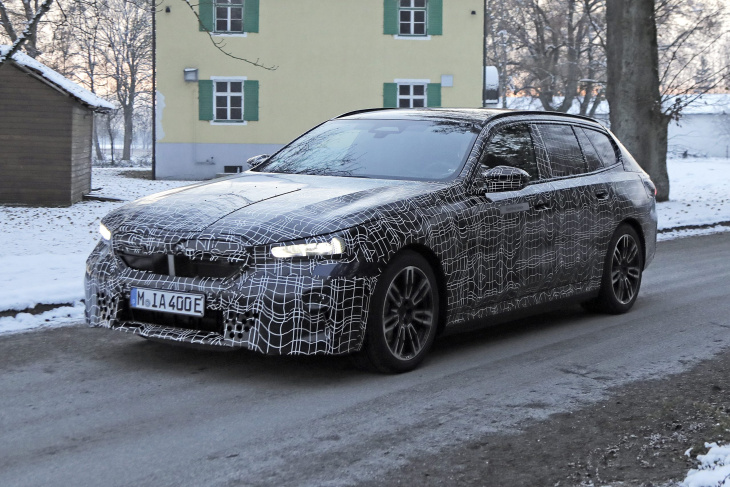 getarnter bmw i5 touring